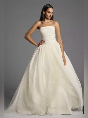 WHITE BY VERA WANG
White by Vera Wang Textured Organza Wedding Dress. New TG
